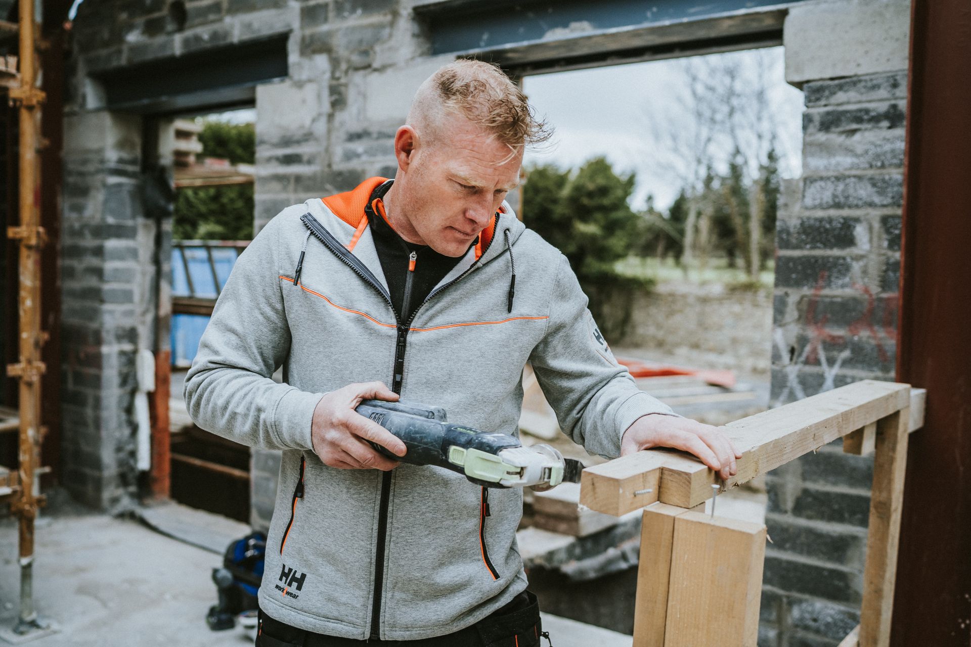 Obrero trabajando con madera con vestuario Helly Hansen