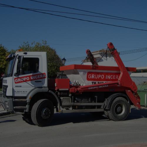 Camión con contenedor de cadenas en Grupo Incera