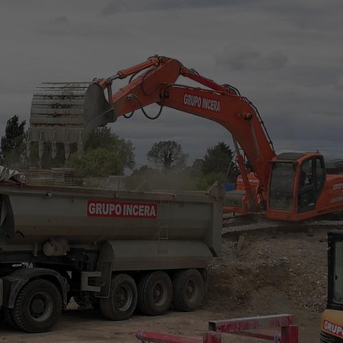 Pala excavadora cargando en bañera de obra en Grupo Incera