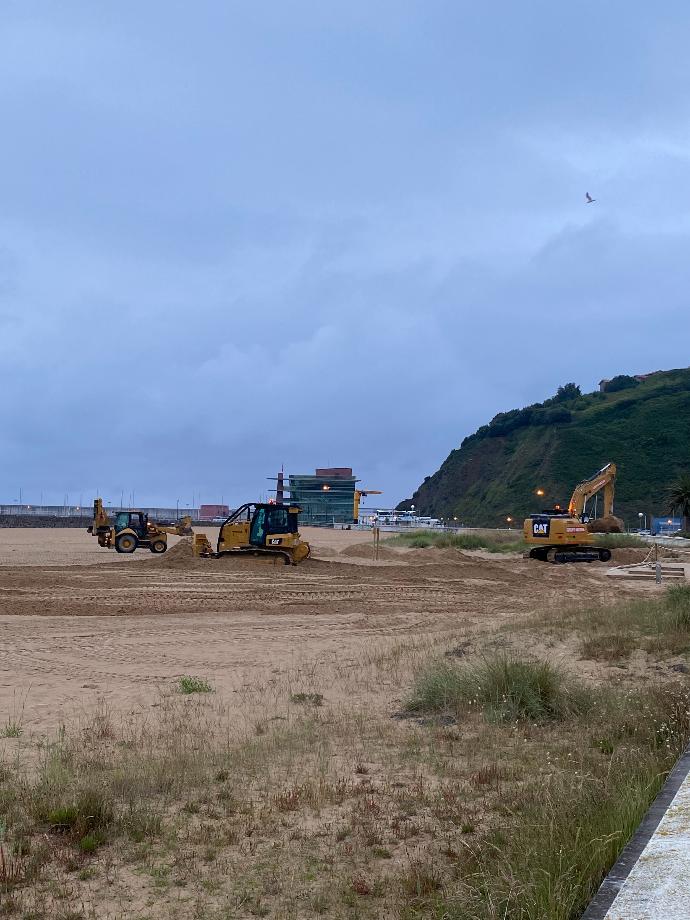 Maquinaria excavadora en Playa Salve de Laredo