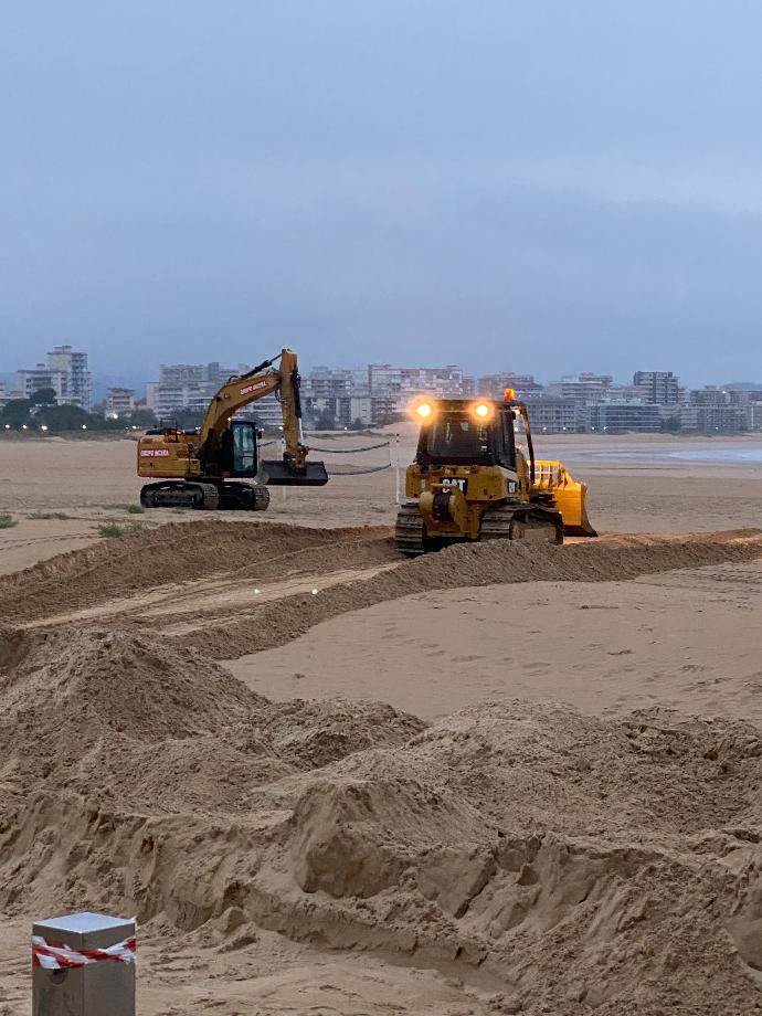 Maquinaria excavadora en Playa Salve de Laredo