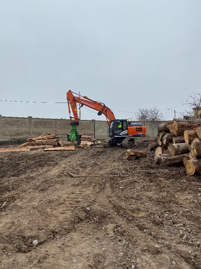 Maquina excavadora en terreno de Laredo