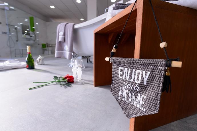 Exposición Incera - Enjoy your home Sala de exposición en Grupo Incera : Entorno bañera decorado