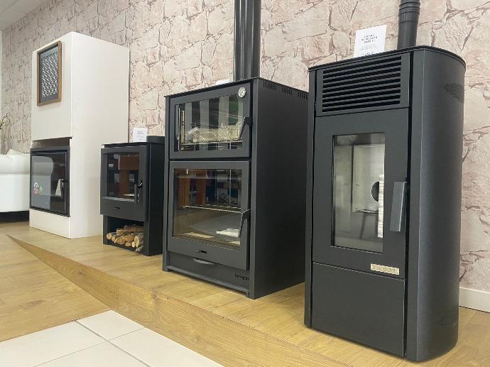 Sala de exposición en Grupo Incera : Muestras de estufas de leña y Hogares de leña