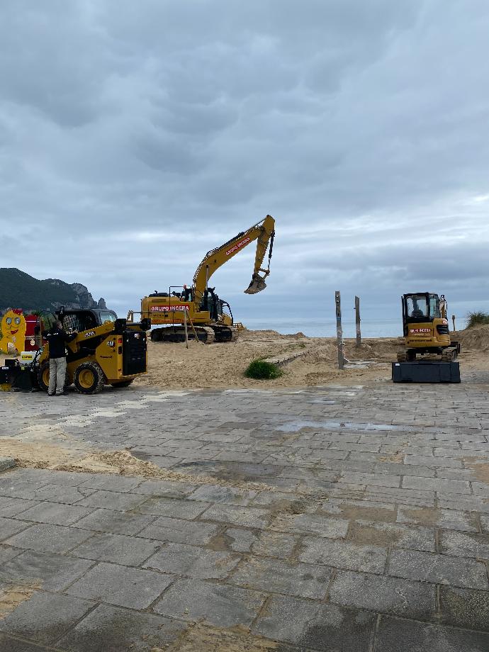 Maquinaria excavadora en Paseo de la Playa en Laredo
