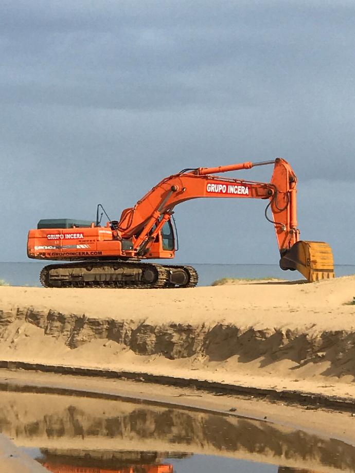 Pala excavadora en Playa Salve de Laredo